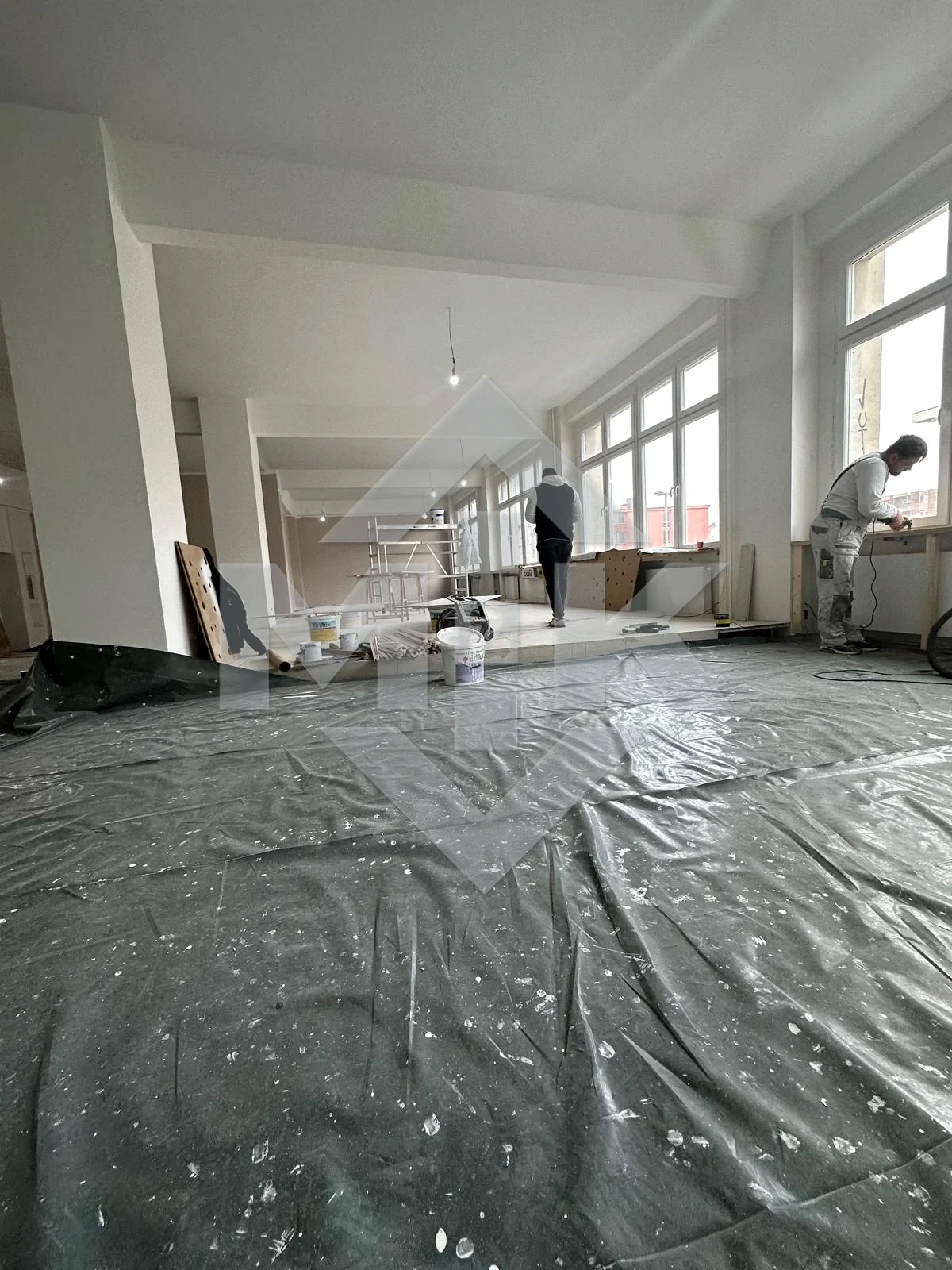 Mitarbeiter bei Ausbauarbeiten in einem großen Innenraum